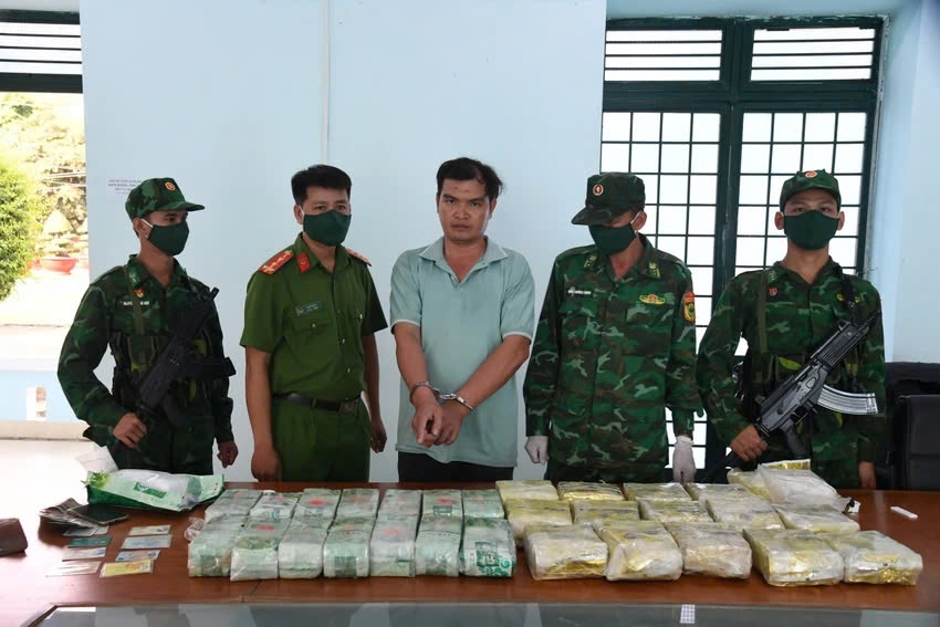 Police break up drug trafficking ring from Cambodia to Vietnam